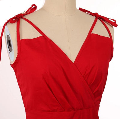 Rotes Glamour-Kleid im Stil der 50er Jahre