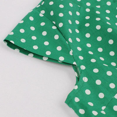 Grünes Vintage-Kleid mit Gürtel in Übergröße