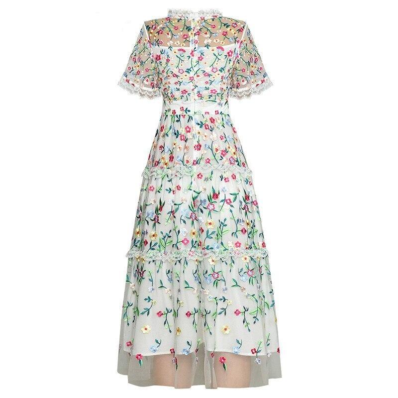 Weißes modernes Vintage-Kleid