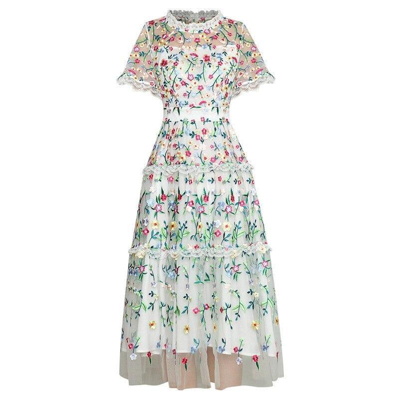 Weißes modernes Vintage-Kleid