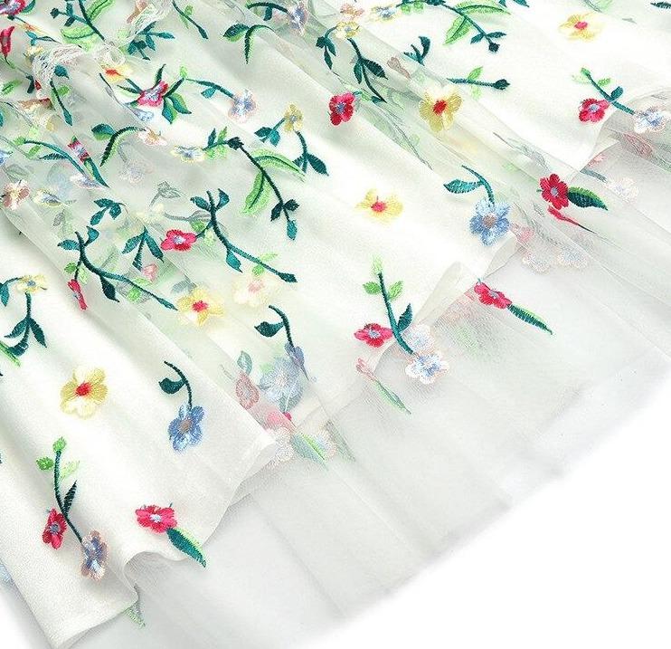 Weißes modernes Vintage-Kleid