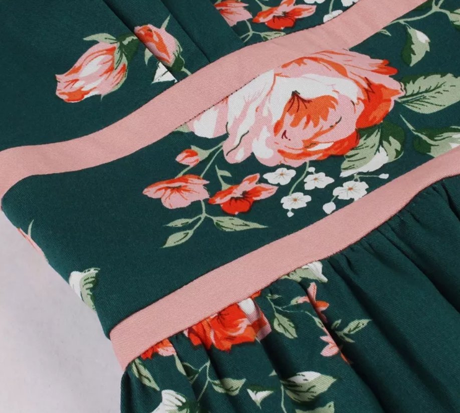 Geblümtes, plissiertes Vintage-Kleid