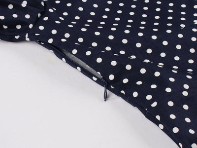 Marineblaues, gepunktetes Vintage-Kleid