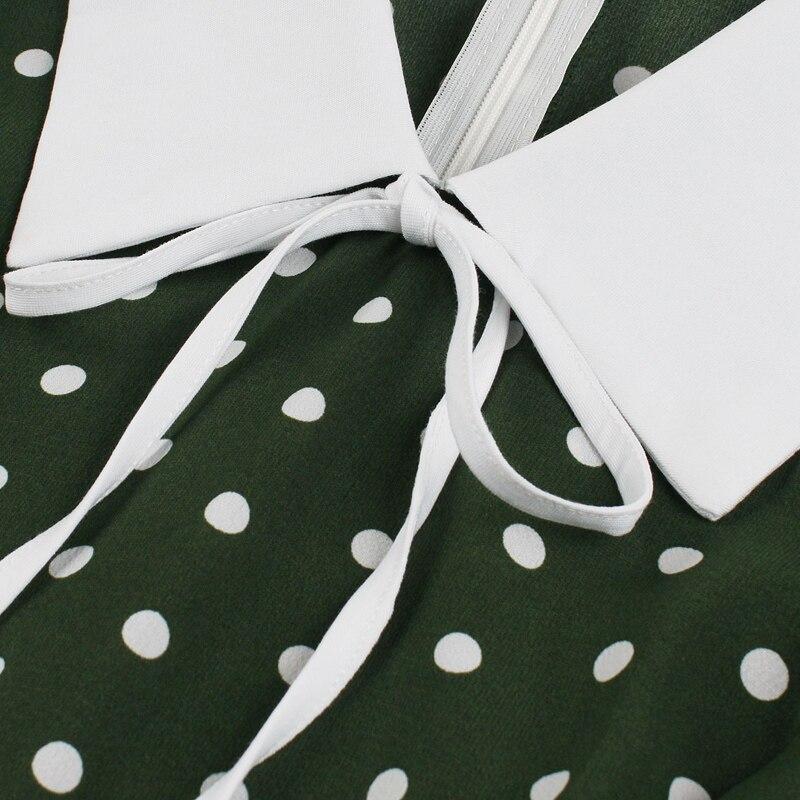Grünes gepunktetes Vintage-Kleid
