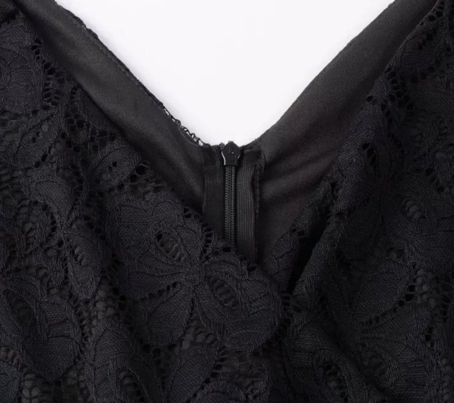 Schwarzes maßgeschneidertes Vintage-Kleid