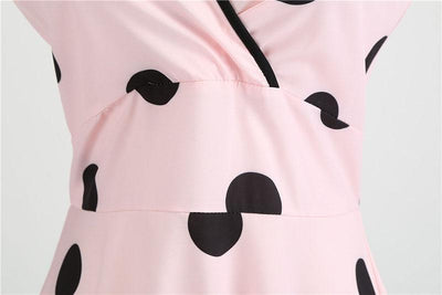 Kleid im Stil der 50er Jahre mit V-Ausschnitt