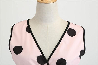 Kleid im Stil der 50er Jahre mit V-Ausschnitt