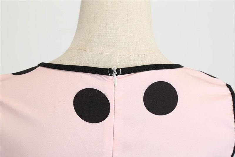 Kleid im Stil der 50er Jahre mit V-Ausschnitt